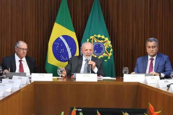 Presidente da Rep&uacute;blica, Luiz In&aacute;cio Lula da Silva, acompanhado do vice-presidente da Rep&uacute;blica Geraldo Alckimin e o ministro da Casa Civil durante reuni&atilde;o com ministros e governad(Imagem:Valter Campanato/Ag&ecirc;ncia Brasil)