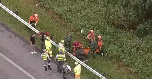 Sobrevivente de queda de helic&oacute;ptero &eacute; resgatada ap&oacute;s queda em Caieiras(Imagem:Reprodu&ccedil;&atilde;o/TV Globo)