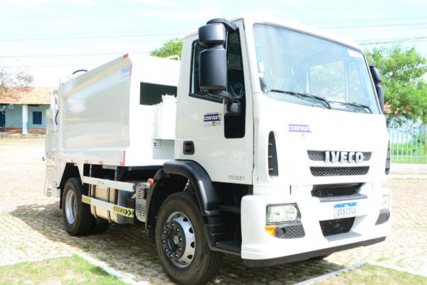 Prefeitura de Floriano ganha novo caminhão compactador para coleta de lixo domiciliar