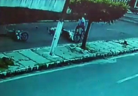 Motociclista atinge duas pessoas ao empinar moto no Piauí