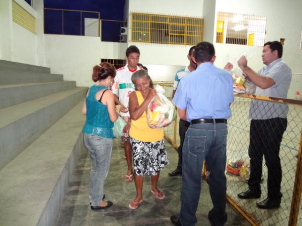 Fam&iacute;lias s&atilde;o beneficiadas com cestas b&aacute;sicas.(Imagem:FlorianoNews)