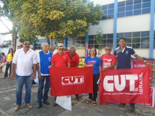Manifesta&ccedil;&atilde;o contra reformas trabalhista e previdenci&aacute;ria toma ruas de Floriano.(Imagem:FlorianoNews)