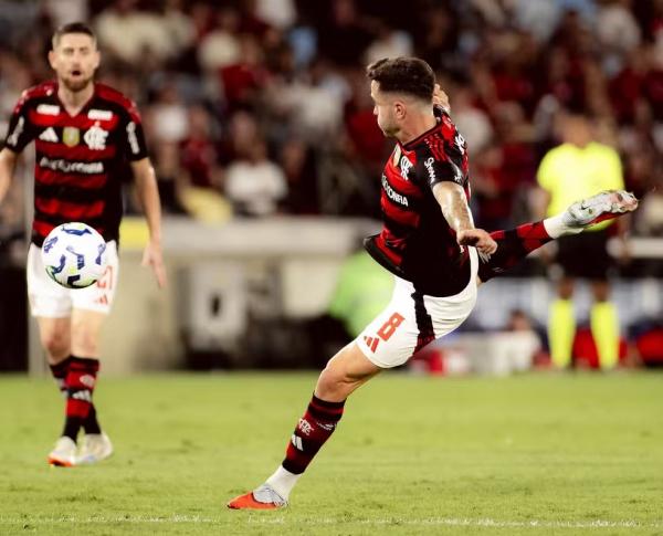 Jorginho e Sa&uacute;l elevam desempenho dos jogadores de frente do Flamengo.(Imagem:Adriano Fontes/Flamengo)