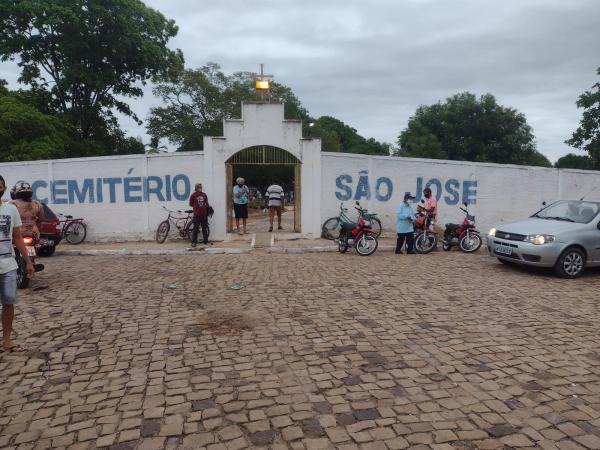 Dia de Finados em Floriano é marcado por movimentação intensa nos cemitérios