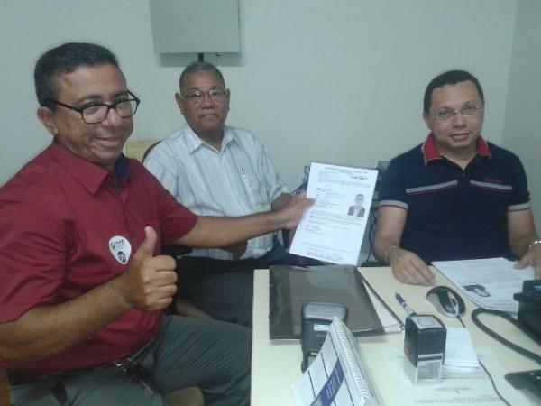 Moura Fé protocola registro de candidatura a prefeito de Floriano
