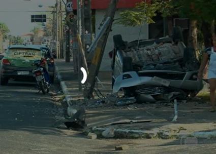 Motorista perde controle, capota e provoca estragos na capital