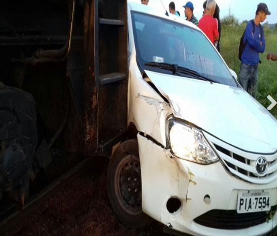 Veículo com três pessoas colide com trem na BR-343