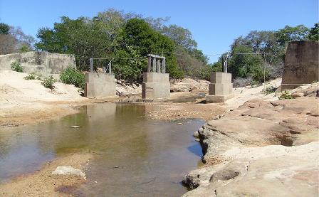 Morador reclama de ponte com construção parada em Francisco Ayres