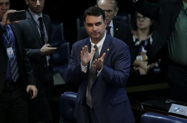 MP-RJ mira fantasmas com sigilo telefônico de 29 no caso Flávio Bolsonaro