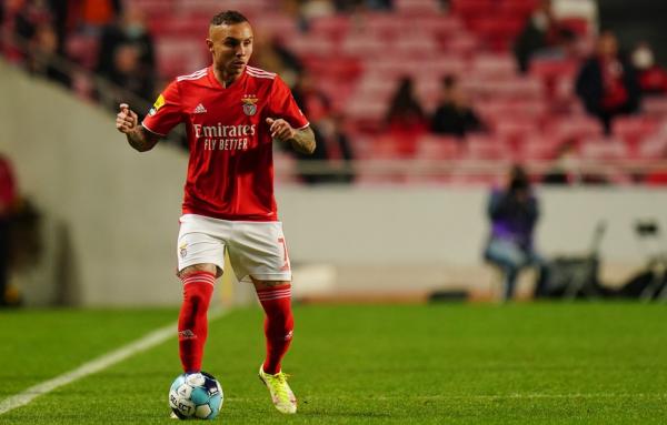 Benfica vê Everton Cebolinha em alta e pretende resistir a propostas, afirma jornal