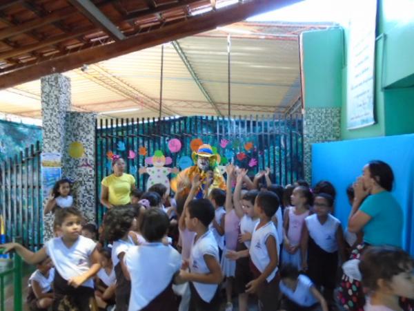 Alunos da Escola Pequeno Príncipe recebem visita do Palhaço Carrapeta