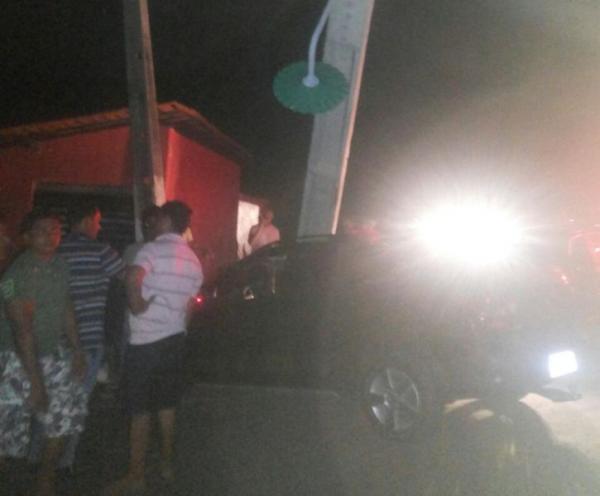Carro atinge poste depois de ultrapassagem em Bar&atilde;o de Graja&uacute;.(Imagem:Internauta FlorianoNews)