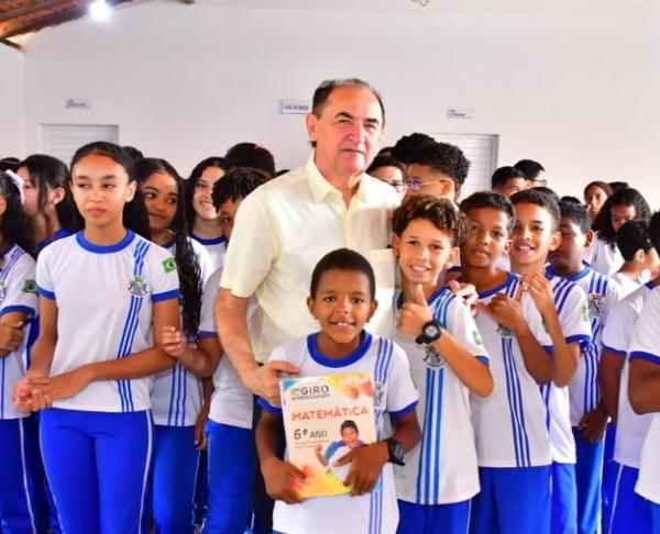 Prefeito Antonio Reis entrega livros do programa