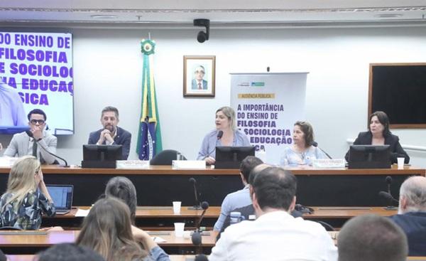 Educação básica: Câmara debate importância do ensino de Filosofia e Sociologia