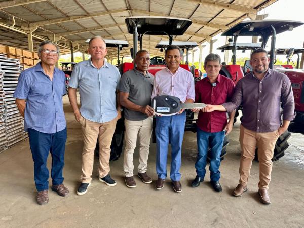 Vereador Edvaldo recebe trator em Teresina para fortalecer a agricultura familiar em Floriano