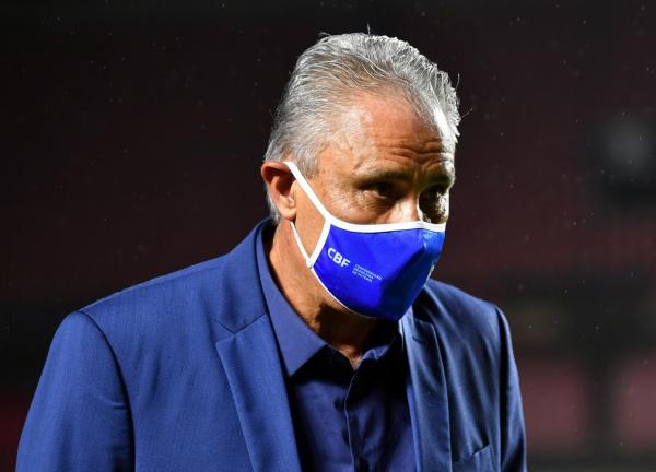 Ao lado do filho auxiliar, Tite cita "taquinho de golfe" de Paquetá e admite dificuldades da Seleção