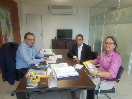Dr. Hélio apresenta demandas do Hospital de Parnaíba a secretário de saúde
