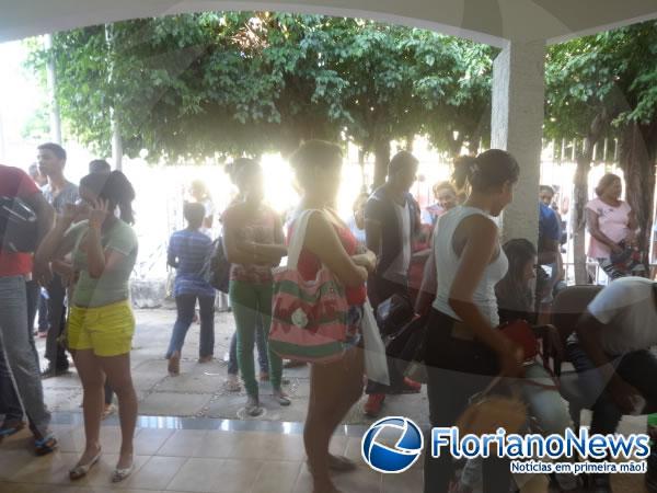 [10:29:19] Elizangela  Arrais: Eleitores pendentes lotaram cart&oacute;rio de Floriano no &uacute;ltimo dia para alistamento.(Imagem:FlorianoNews)