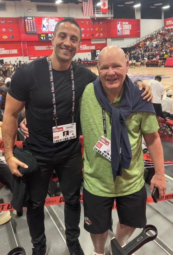 Ramiro ao lado do famoso &aacute;rbitro americano Joey Crawford.(Imagem:Arquivo Pessoal)