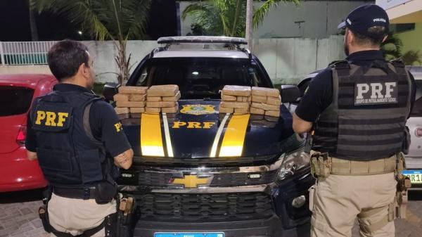 PRF apreende quase 30 Kg de pasta base de cocaína que estavam em compartimento oculto no painel do v