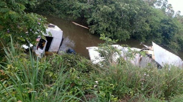 Caminhão cai dentro de riacho após colisão com carro na BR-343 em Campo Maior, no Piauí