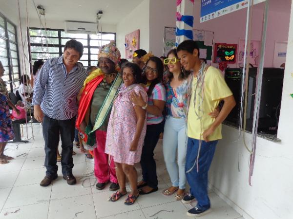 Unidade de Sa&uacute;de Helvidio de Holanda Barros realiza carnaval dos idosos.(Imagem:FlorianoNews)