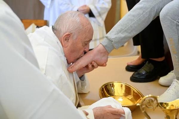 Papa Francisco beija p&eacute; de uma mulher encarcerada na It&aacute;lia na &uacute;ltima quinta (28)(Imagem:Vatican Media/Via Reuters)