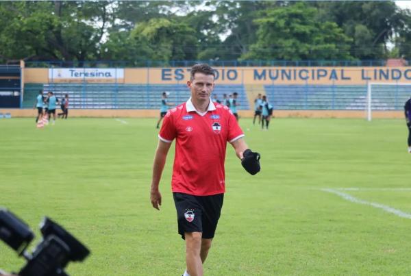  T&eacute;cnico Gerson Gusm&atilde;o, do River-PI.(Imagem:Julio Costa/ge)