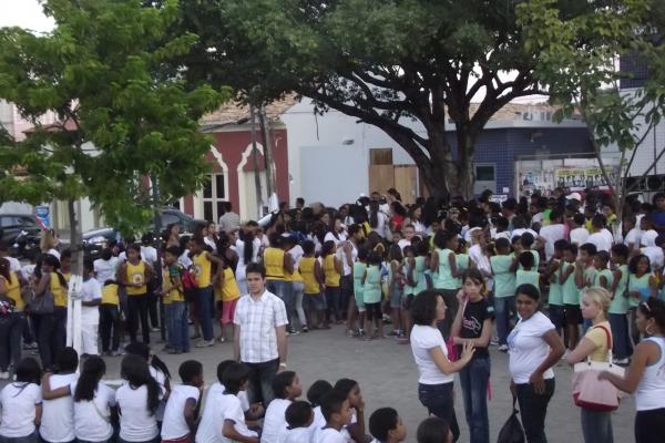 Caminhada com alunos do Programa Mais Educa&ccedil;&atilde;o.(Imagem:FlorianoNews)