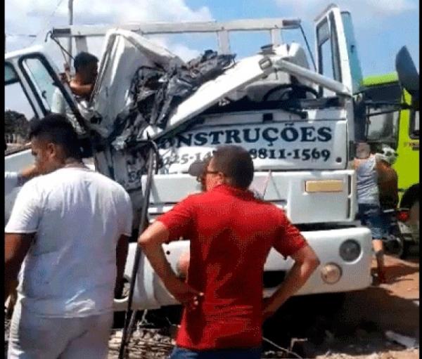 Casal fica preso às ferragens após caminhão colidir em poste na Zona Norte de Teresina