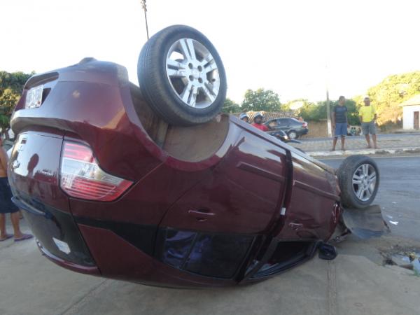 Ca&ccedil;amba e carro colidem na Avenida Dirceu Arcoverde.(Imagem:FlorianoNews)