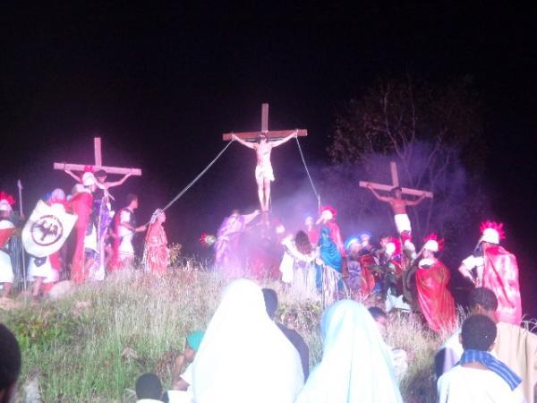 Milhares de espectadores? acompanham o espet&aacute;culo da Paix&atilde;o de Cristo em Floriano.(Imagem:FlorianoNews)