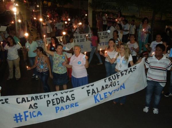 Multid&atilde;o camoinhou com faixas pelas ruas de Oeiras.(Imagem:Ana Maria Reis/Arquivo Pessoal)