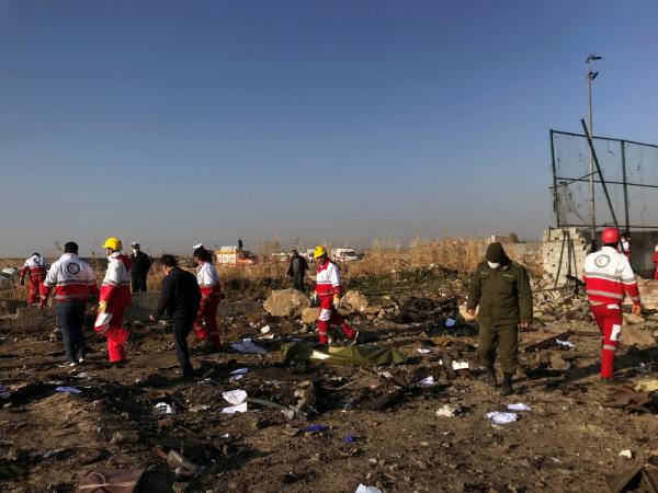 Equipes de resgate na &aacute;rea onde Boeing 737 caiu em Teer&atilde;, no Ir&atilde; (Imagem:Nazanin Tabatabaee/Reuters)