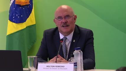 "Se dependesse de mim, retornava amanhã, mas temos os riscos", diz ministro da Educação
