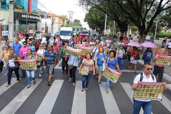 Professores da rede estadual em greve fazem caminhada por reajuste salarial