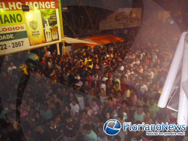 Fabr&iacute;cia leva 30 mil foli&otilde;es &agrave; loucura ao misturar ritmos em arrast&atilde;o de Floriano(Imagem:FlorianoNews)