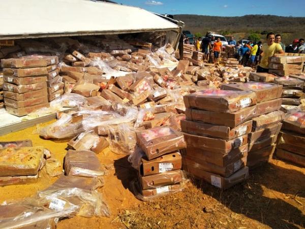Carga de frango espalhada no ch&atilde;o no munic&iacute;pio de Paje&uacute;.(Imagem:Divulga&ccedil;&atilde;o/Pol&iacute;cia Militar)