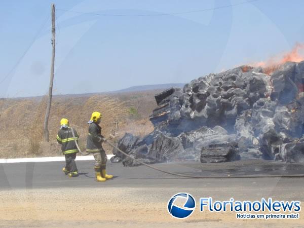 Carga de algod&atilde;o pega fogo em cima de caminh&atilde;o em Floriano.(Imagem:FlorianoNews)