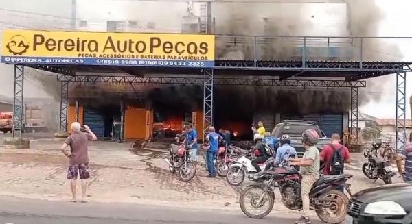 Inc&ecirc;ndio de grandes propor&ccedil;&otilde;es atinge loja de autope&ccedil;as em Floriano.(Imagem:Reprodu&ccedil;&atilde;o)
