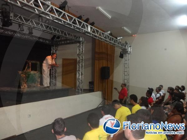 Palco Girat&oacute;rio apresentou o espet&aacute;culo Sargento Get&uacute;lio em Floriano.(Imagem:FlorianoNews)
