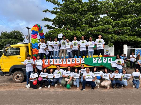 Estudantes de escola estadual aprovados por meio do Sisu e Prouni celebram conquistas com carreata