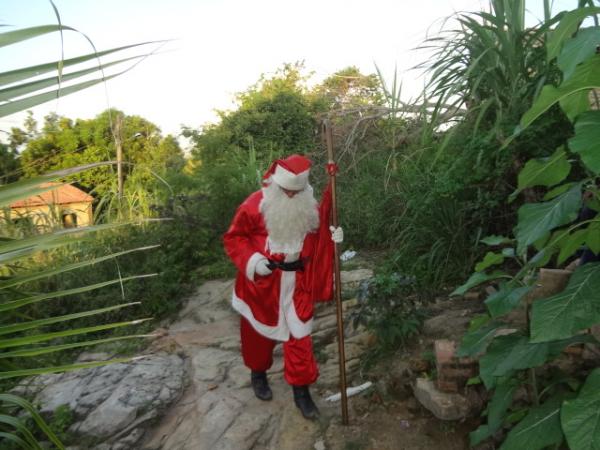 Papai Noel entrega brinquedos e cestas b&aacute;sicas em Floriano. (Imagem:FlorianoNews)