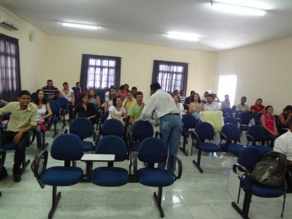 Realizada reuni&atilde;o com benefici&aacute;rios do condom&iacute;nio Catumbi.(Imagem:FlorianoNews)