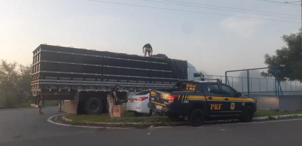 Caminh&atilde;o transportava cigarros contrabandeados em Piracuruca.(Imagem:Divulga&ccedil;&atilde;o/PRF)