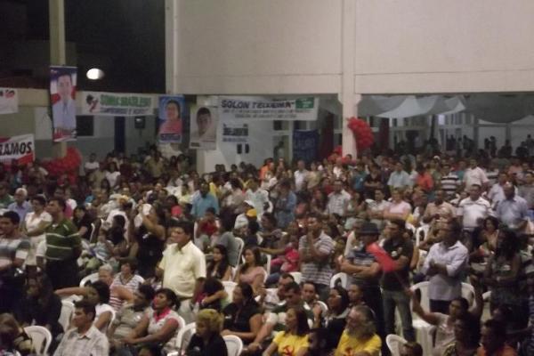 Conven&ccedil;&atilde;o homologa candidatura de Almir Reis e Karitha Freire &agrave; prefeitura de Floriano.(Imagem:FlorianoNews)