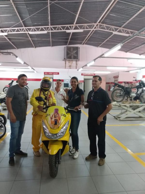  Cajueiro Motos presenteia Rep&oacute;rter Amarelinho com a nova PCX personalizada. (Imagem:Divulga&ccedil;&atilde;o)