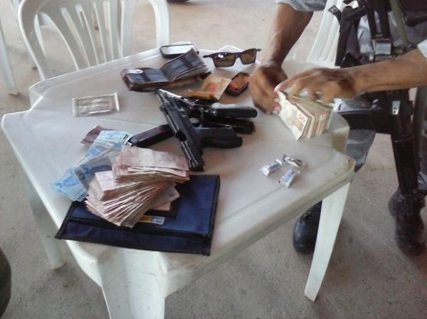 Armas e dinheiro foram apreendidos logo ap&oacute;s suspeito sair da ag&ecirc;ncia dos Correios.(Imagem:PM/PI)