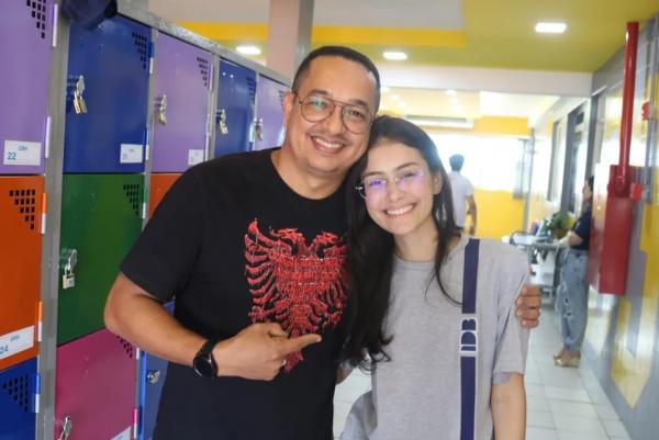  O professor de reda&ccedil;&atilde;o Samuel Sousa e a aluna Ana Carolina Damasceno. (Imagem: Andr&ecirc; Nascimento/g1 )