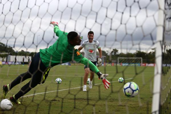 Fifa estuda acabar com rebote após cobrança de pênalti